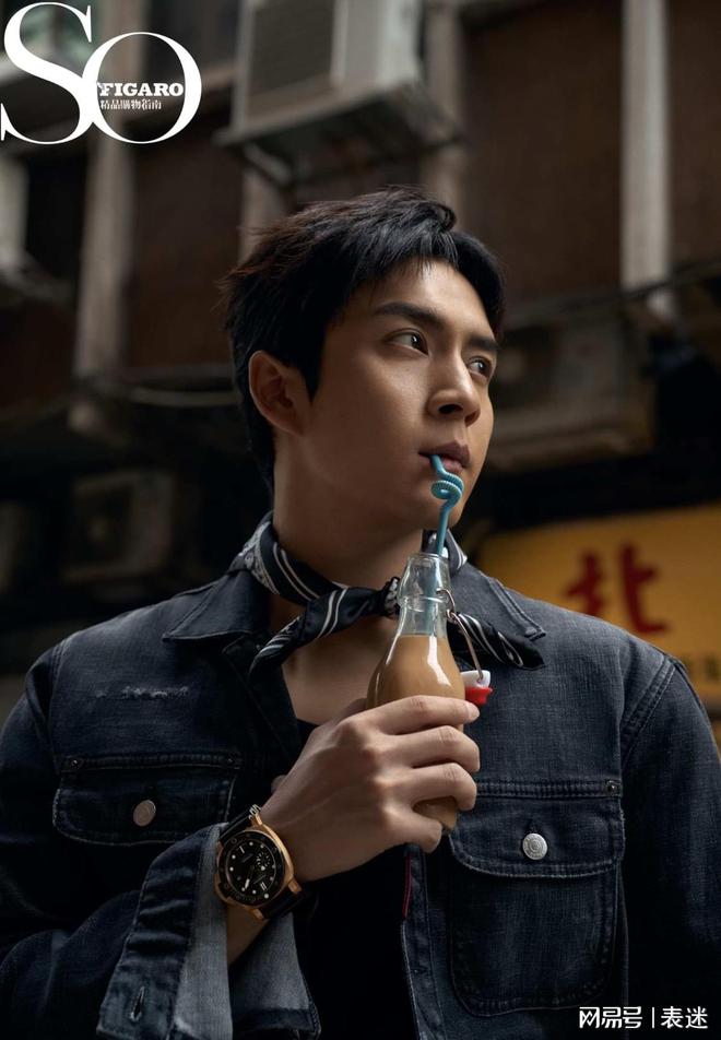 sible潜行系列自动上链红金碳纤维腕表凯发k8登录韩东君佩戴沛纳海Submer(图2)